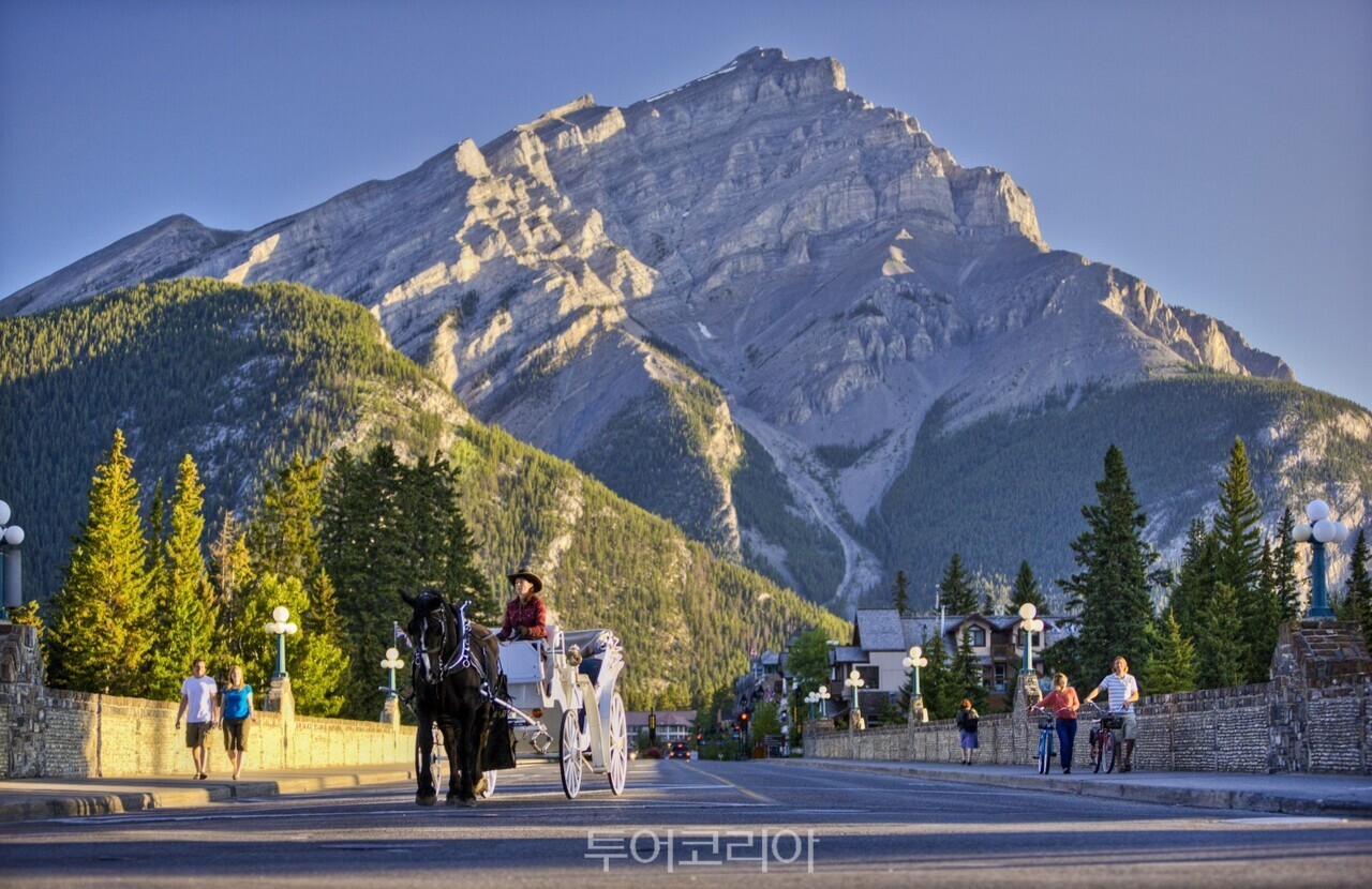 밴프 타운 ⓒ Banff  Lake Louise Tourism  Paul Zizka /사진-캐나다관광청