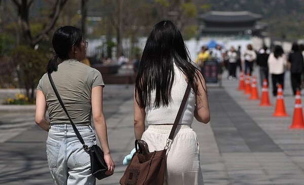 서울의 낮 최고기온이 25도까지 오르는 등 때이른 초여름 날씨를 보인 3월 13일 서울 광화문광장에서 가벼운 옷차림의 외국인들이 이동하고 있다. 연합뉴스