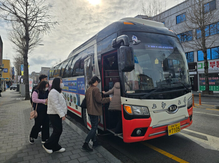 Is Go Chang’s Healing Tour Bus the Future of Travel? Explore the Unique Experience!