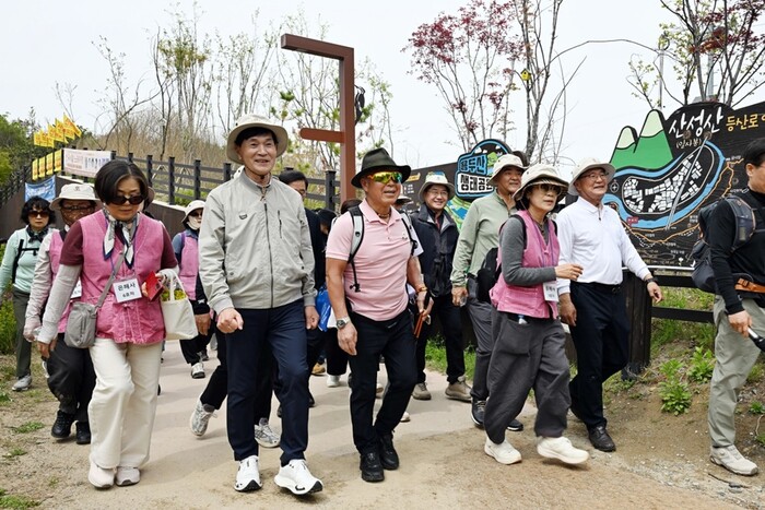 &nbsp;   Participants, including Uhm Hong-gil, enjoying the Miryang Yongdusan Arirang Trail trek. (Photo: Miryang City)
