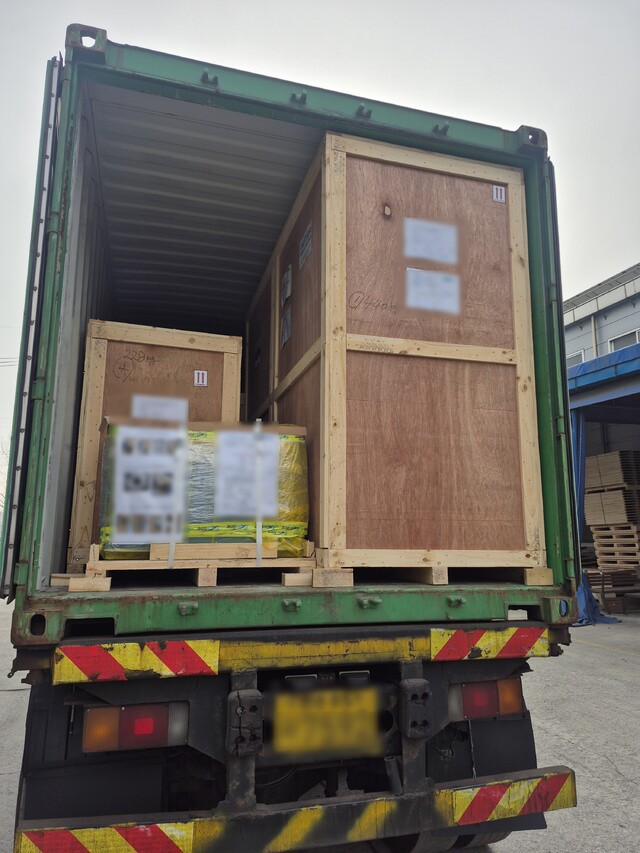 Expo Line loads exhibition cargo bound for the \'2026 Beijing International Motor Show\' onto trailers. Photo courtesy of Expo Line