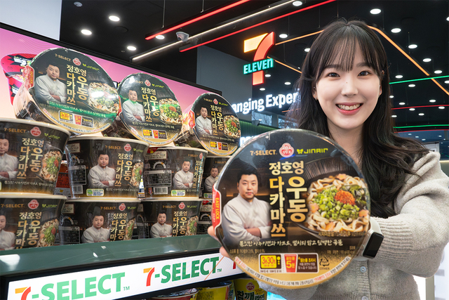 7‑Eleven launched Seven Select Jung Ho‑young Takamatsu Udon, modeled on Takamatsu regional style from Japan, the birthplace of Sanuki udon, in collaboration with Jin Air, Chef Jung Ho‑young, and Ottogi. (Provided by 7‑Eleven)
