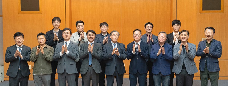광주과학기술원(GIST)과 기아가 지난 15일 GIST 행정동 대회의실에서 미래 모빌리티 협력 심포지엄을 개최한 가운데 참석자들이 기념촬영을 하고 있다.(GIST 제공)