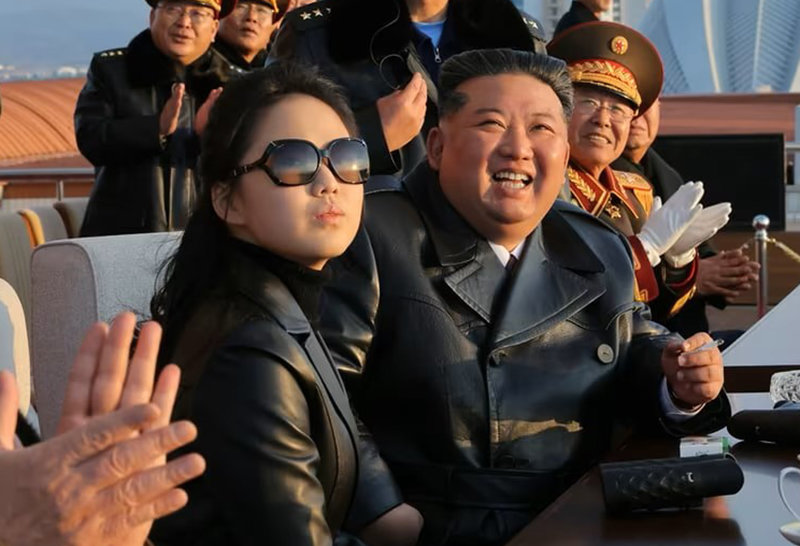 가죽코트에 선글라스…김주애, 3개월 만에 김정은과 동행｜동아일보