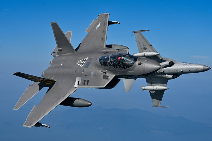 군, KF-21 추가무장 시험사업 착수…2027년 양산기에 적용