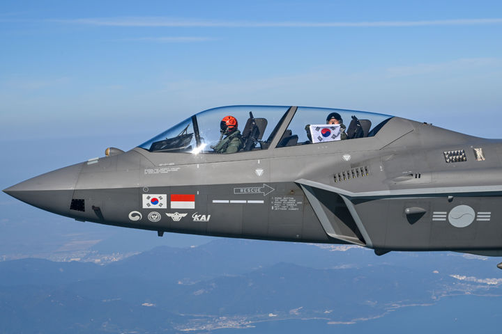 공군총장, 한국형전투기 KF-21 탑승…취임 후 첫 지휘비행