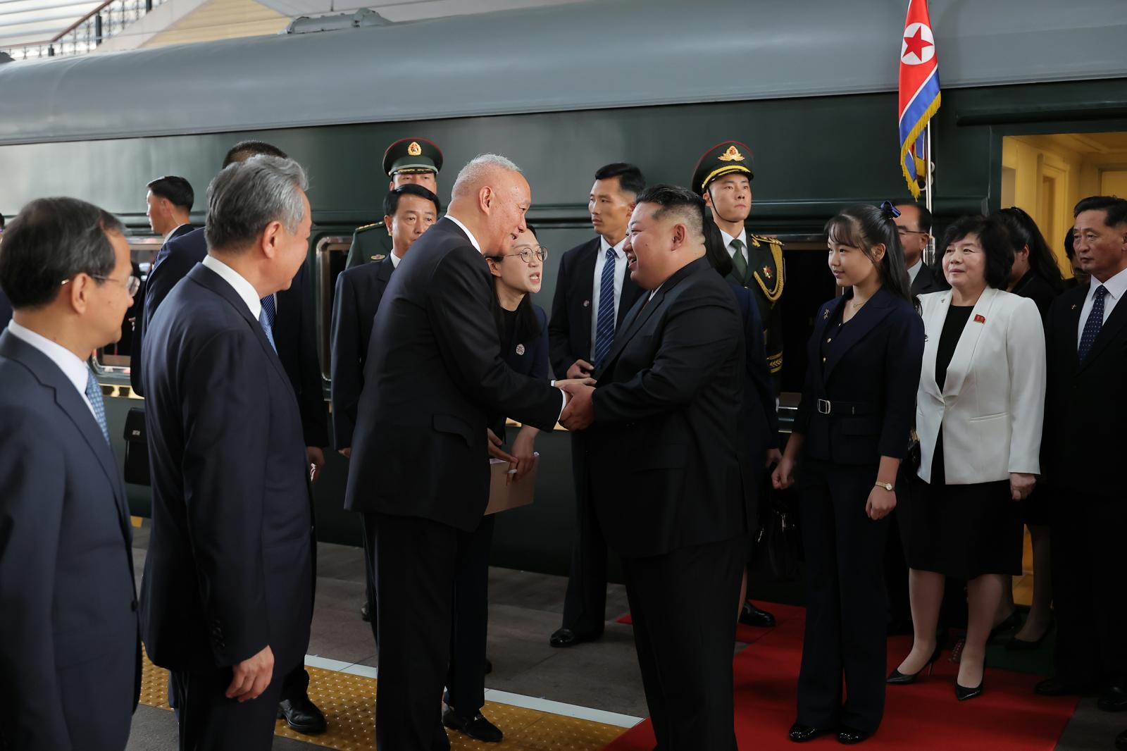 김정은, 방중 마치고 평양 도착…딸 주애도 포착｜동아일보