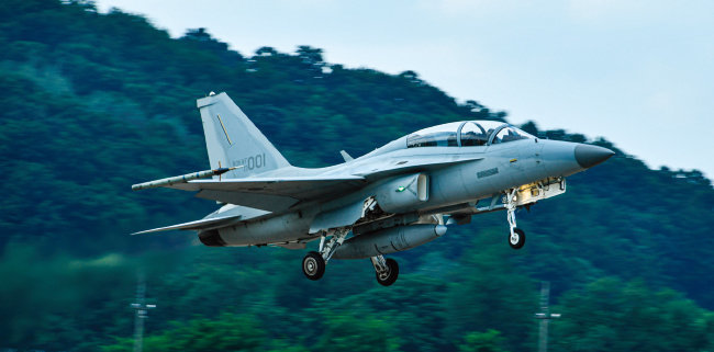 FA-50, 필리핀 신규 전투기 도입 사업에서 경쟁국 압도｜동아일보