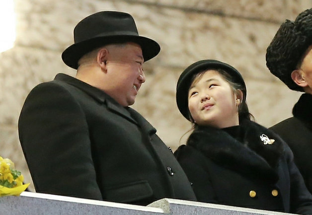 김정은 딸 주애, 열병식 주석단 중앙에…리설주보다 앞서 “4대세습 메시지”|동아일보