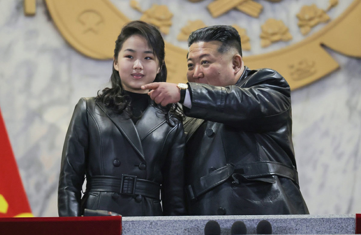 北 열병식에 김주애 등장…김정은과 같은 가죽외투 입어|동아일보