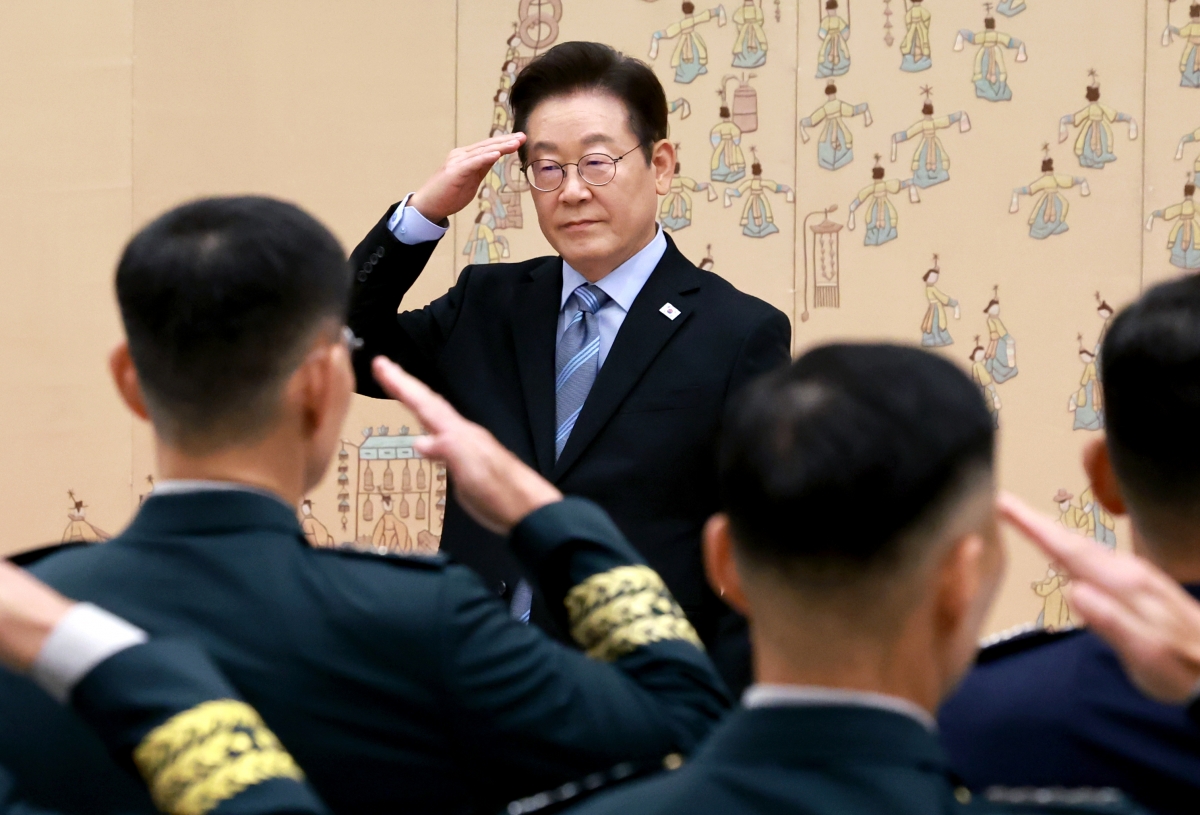 계엄후 '뒤숭숭' 군심 추스른 이재명 대통령의 거수경례 [포착] | 서울신문