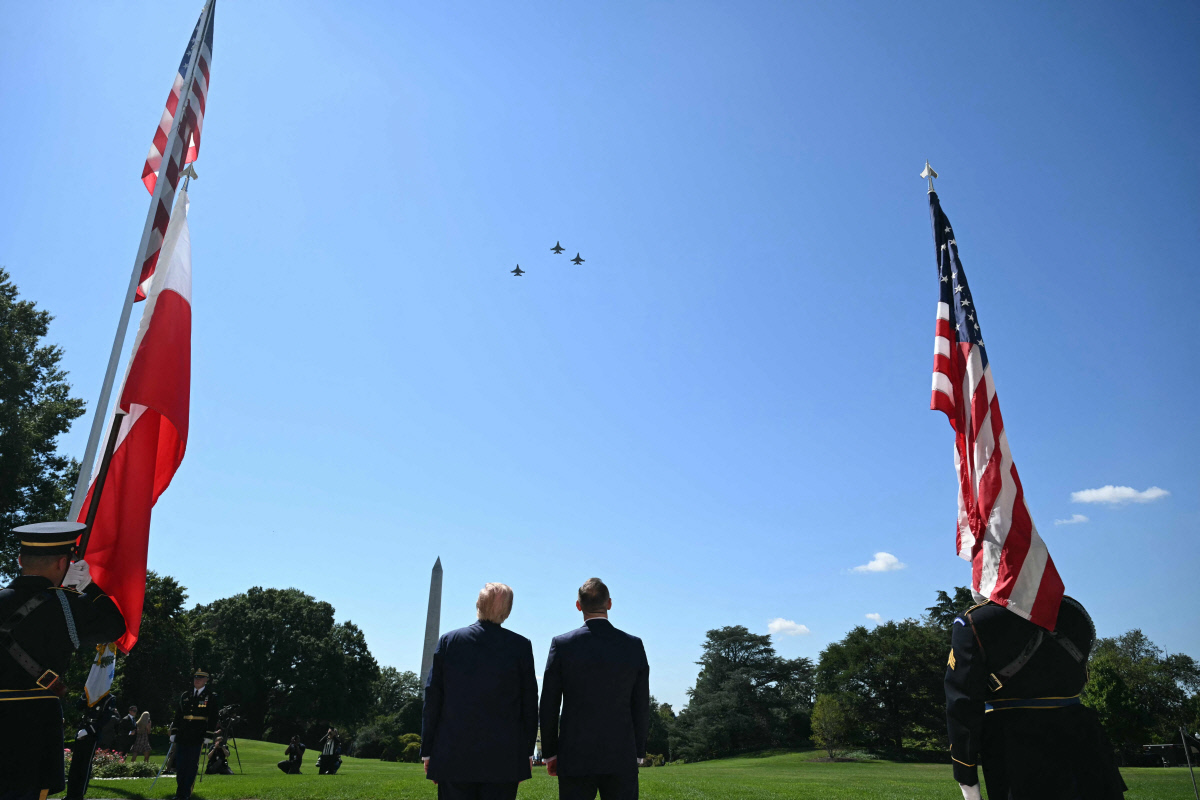 트럼프 “폴란드 주둔 미군 유지”…다른 나라들 경우 “감축 고려 중” - 경향신문