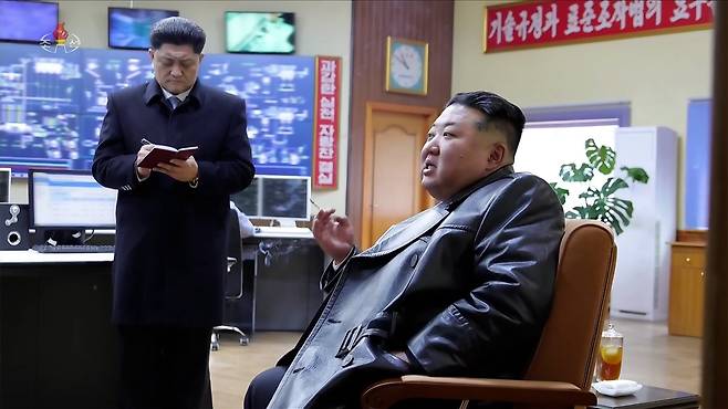 이란 공습 다음 날, 김정은 '담배' 여유... 핵 보유 자신감인가
