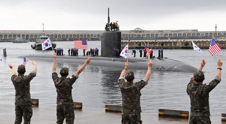 SSBN 떠나자마자…美 핵추진잠수함 '아나폴리스' 입항