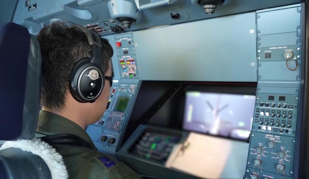 F-15·16 공중급유 직관…촉수처럼 뻗더니 10㎝ 구멍에 쏙 | 한국경제