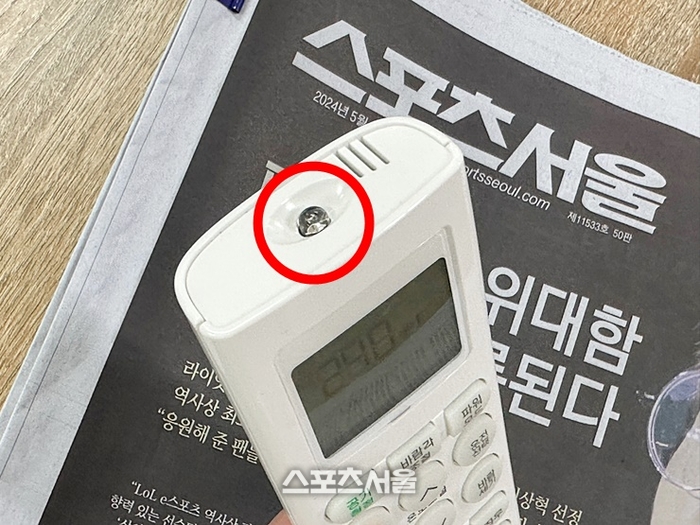 에어컨 리모컨 버튼을 눌렀을 때 화면은 나오지만 작동되지 않을 경우, 리모컨 상단에 빨간불이 들어오는지 확인하면 고장여부를 알 수 있다. 사진 | 표권향 기자 gioia@sportsseoul.com