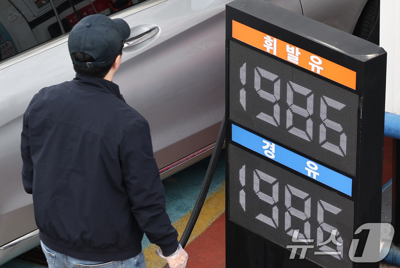 유럽 경유 31% 폭등할 때 한국은 8%…'가격 방패'의 두 얼굴 3 2차 최고가격제 시행 6일, 전국 휘발유 평균가 1900원 돌파 - 뉴스1