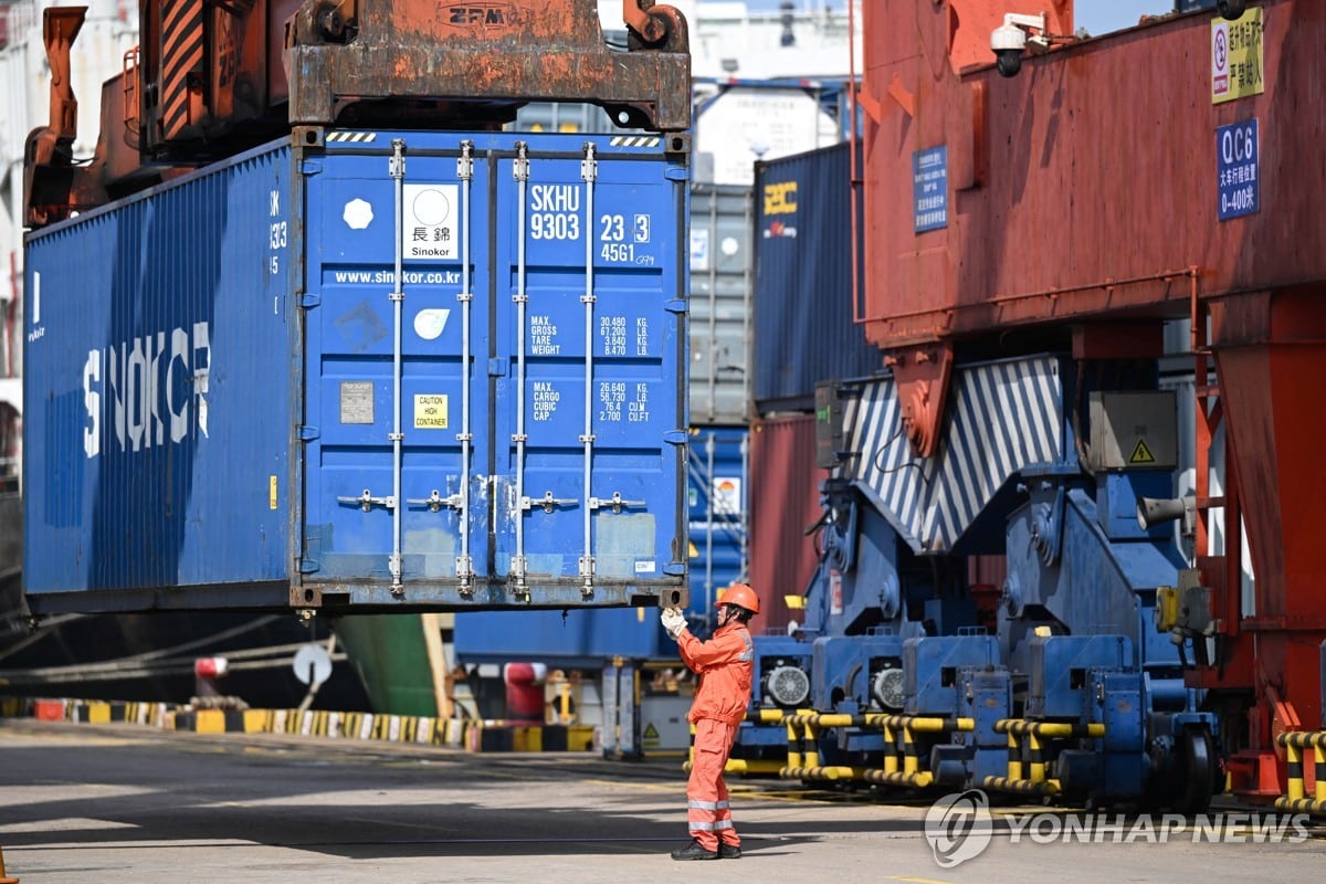 정부, 경기 하방 경고 상향…중동發 물가·소비 직격탄 2 중동전쟁과 성장률 불확실성 우려를 다루는 경제지표 분석