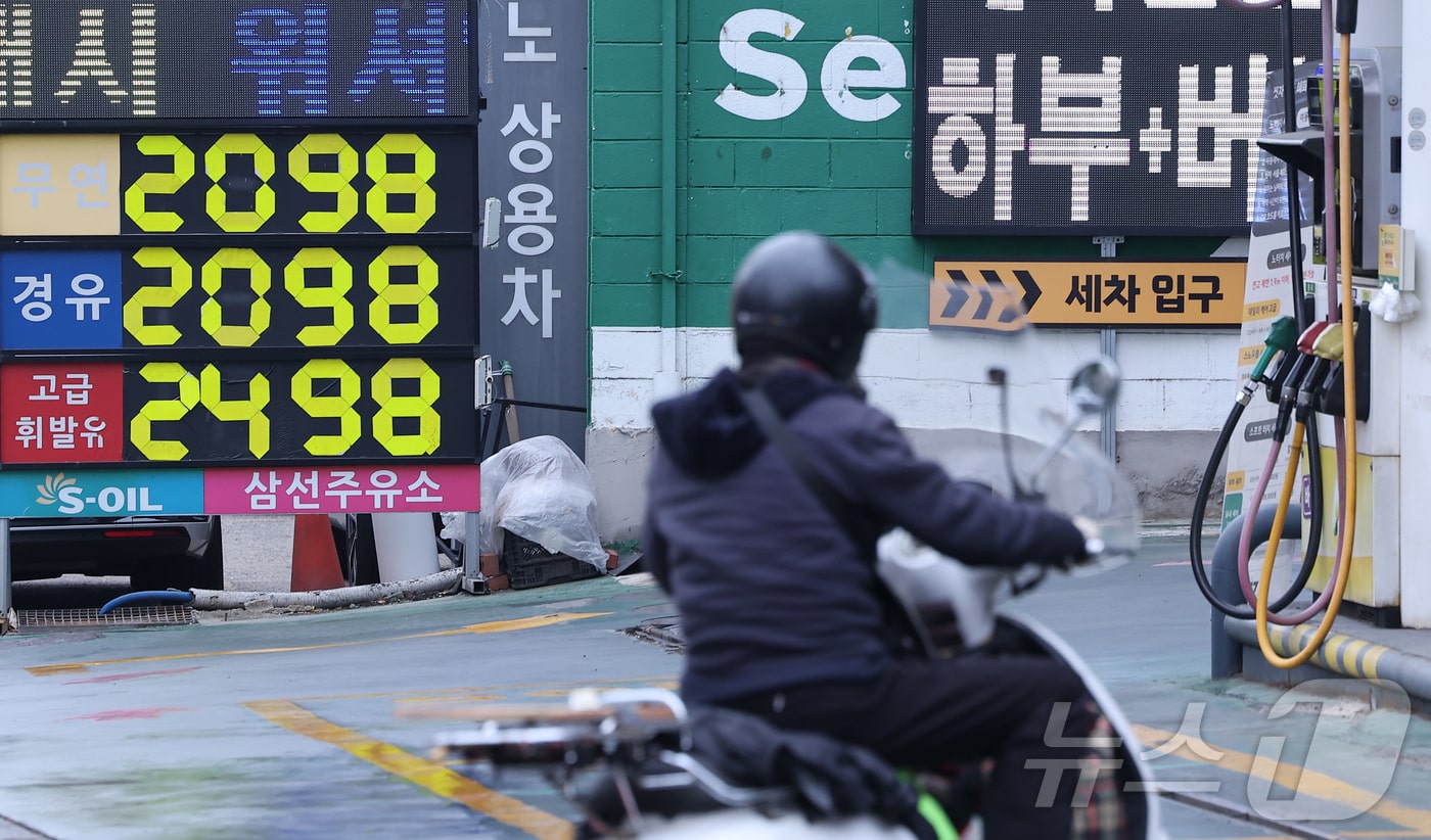 경유 23.7% 올랐는데 가격 동결...정부, 3차 석유 최고가격 유지 3 3차 석유 최고가격제 시행 앞둔 주유소 - 뉴스1