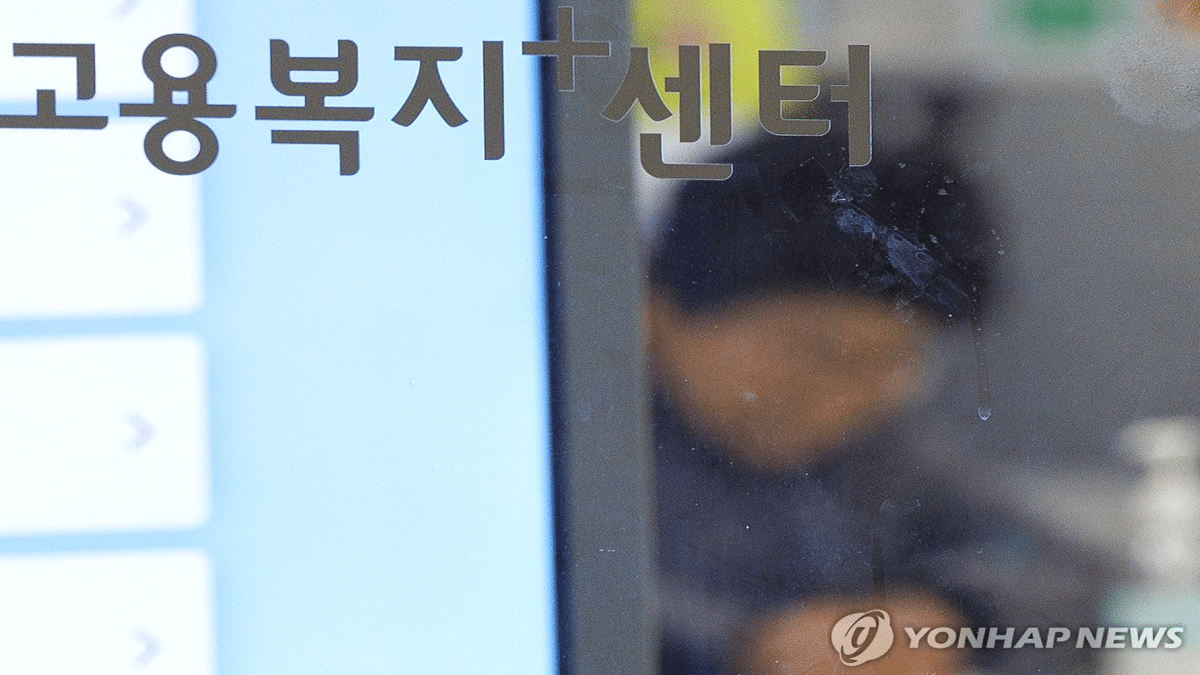 고용보험 가입자 3개월 연속 '20만명대' 증가…통계 이면엔 '양극화' 그늘 1 고용보험 상시가입자 수 증가 폭, 3개월 연속 20만명 후반대 기록