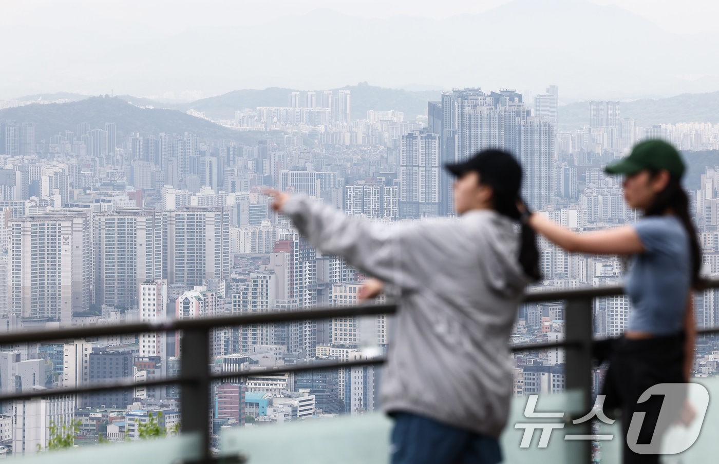 전셋값 6년 3개월만 최고… 주거비 인상 쓰나미 '경고등' 3 2월 서울 아파트 실거래가 1.9% 상승…소형이 견인 - 뉴스1