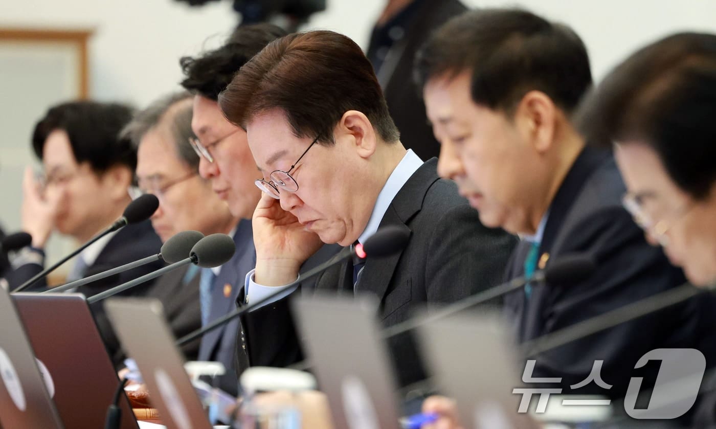 나라살림 적자 14조인데 세수는 '역대급 호조'...구조적 딜레마 3 나라살림 2년 연속 100조 적자…국가채무 1300조, GDP 대비 50% 턱밑 - 뉴스1