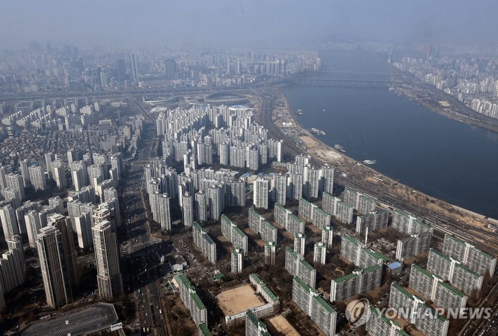 '내 집 마련' 꿈 접었다…서울 가구 부채 1위, 처음으로 '전월세 보증금' 3 서울 아파트 전월세 갱신계약 증가