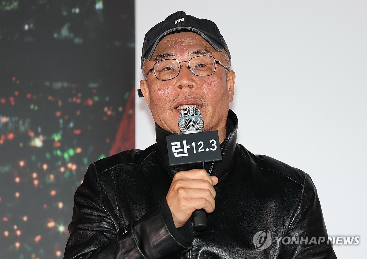 2024년 12월 3일 비상계엄 선포 기록을 담은 다큐멘터리 영화 '란12.3' 시사 간담회가 열린 7일 서울 CGV 용산아이파크몰점에서 이명세 감독이 인사말을 하고 있다. [연합뉴스 사진]