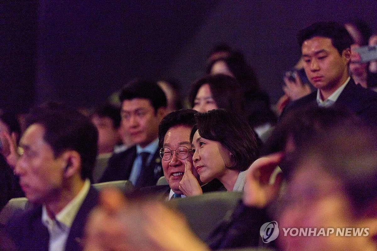 이재명 대통령 부부, 영화 '내 이름은' 관람(서울=연합뉴스) 이재명 대통령과 김혜경 여사가 15일 서울 용산 CGV를 찾아 제주 4·3 사건을 다룬 영화 '내 이름은'을 관람하고 있다.이 대통령 부부는 매주 수요일 '문화의 날'을 맞아 SNS 추첨을 통해 선정된 시민 165명과 함께 영화를 관람했다. 2026.4.15 [청와대 제공. 재판매 및 DB 금지]