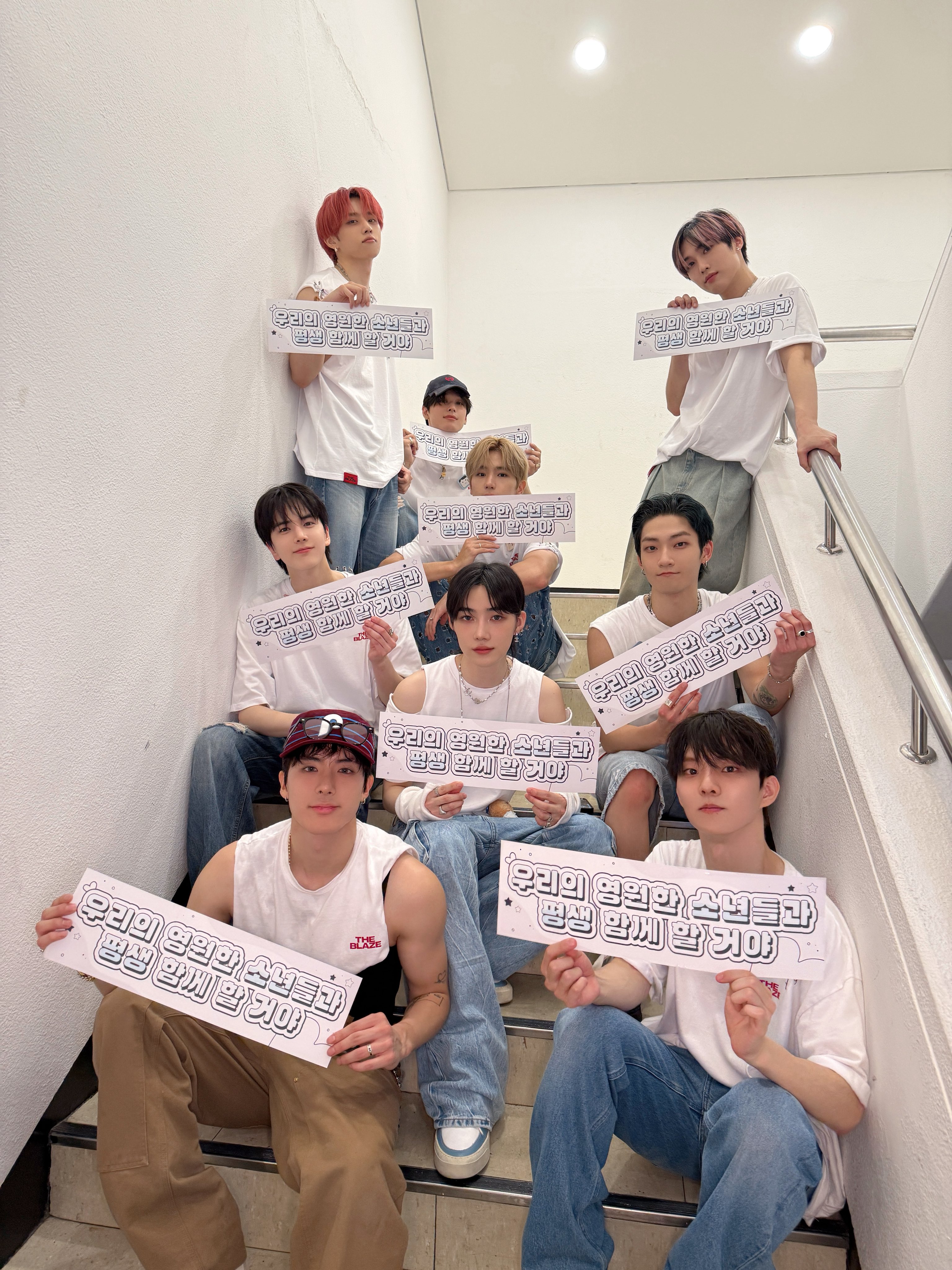 더보이즈 공연 성료 인증샷 (출처=더보이즈 공식 X)