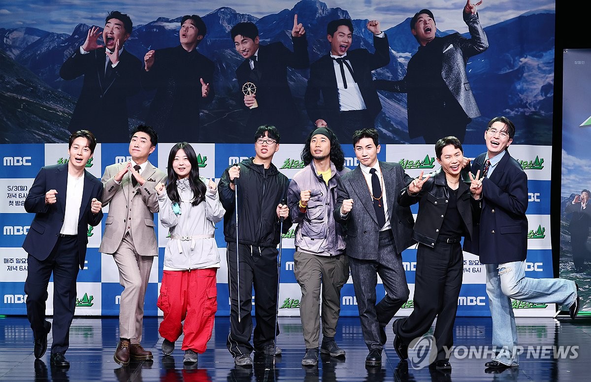 28일 오후 MBC 골든마우스홀에서 열린 MBC 새 예능프로그램 '최우수산' 제작발표회에서 포즈 
왼쪽부터 허경환, 장동민, 서예나, 김명엽, 김익환 PD, 유세윤, 양세형, 붐