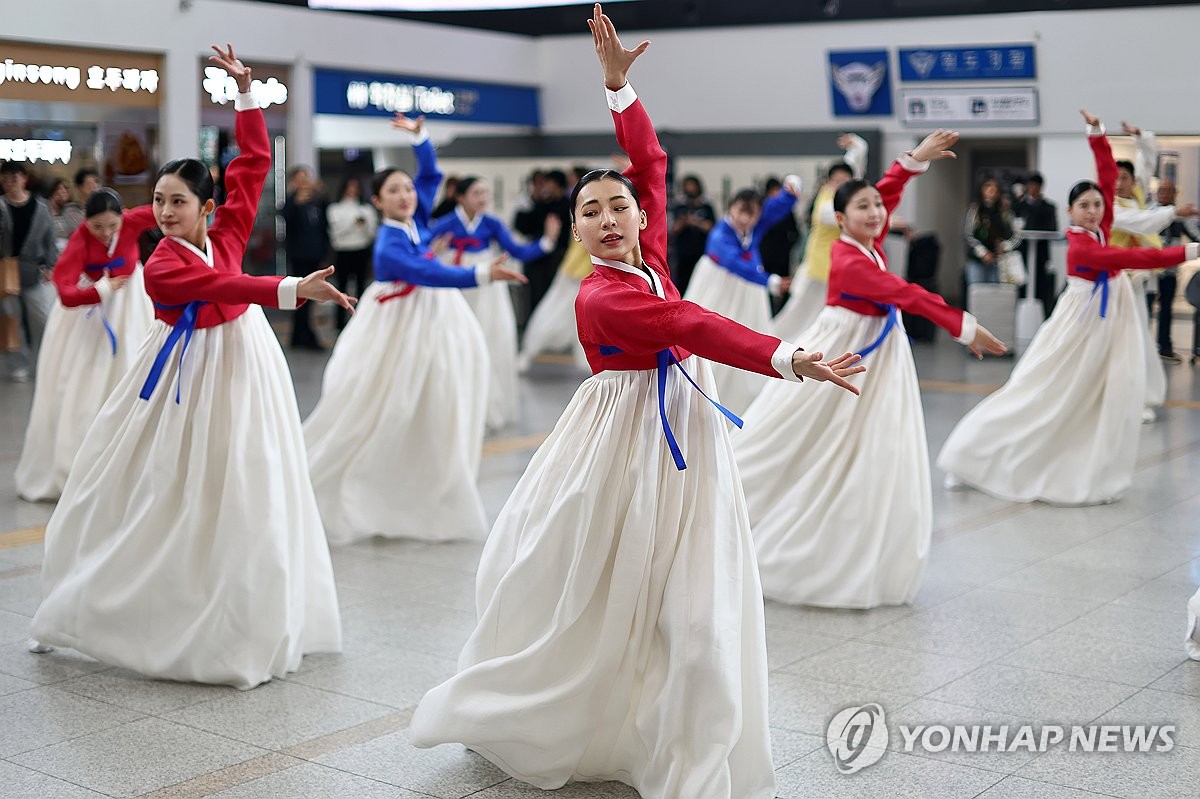 ‘문화가 있는 날’ 확대 기념 공연(서울=연합뉴스) 윤동진 기자 = 1일 서울역에서 ‘문화가 있는 날’ 확대 기념 공연이 진행되고 있다.