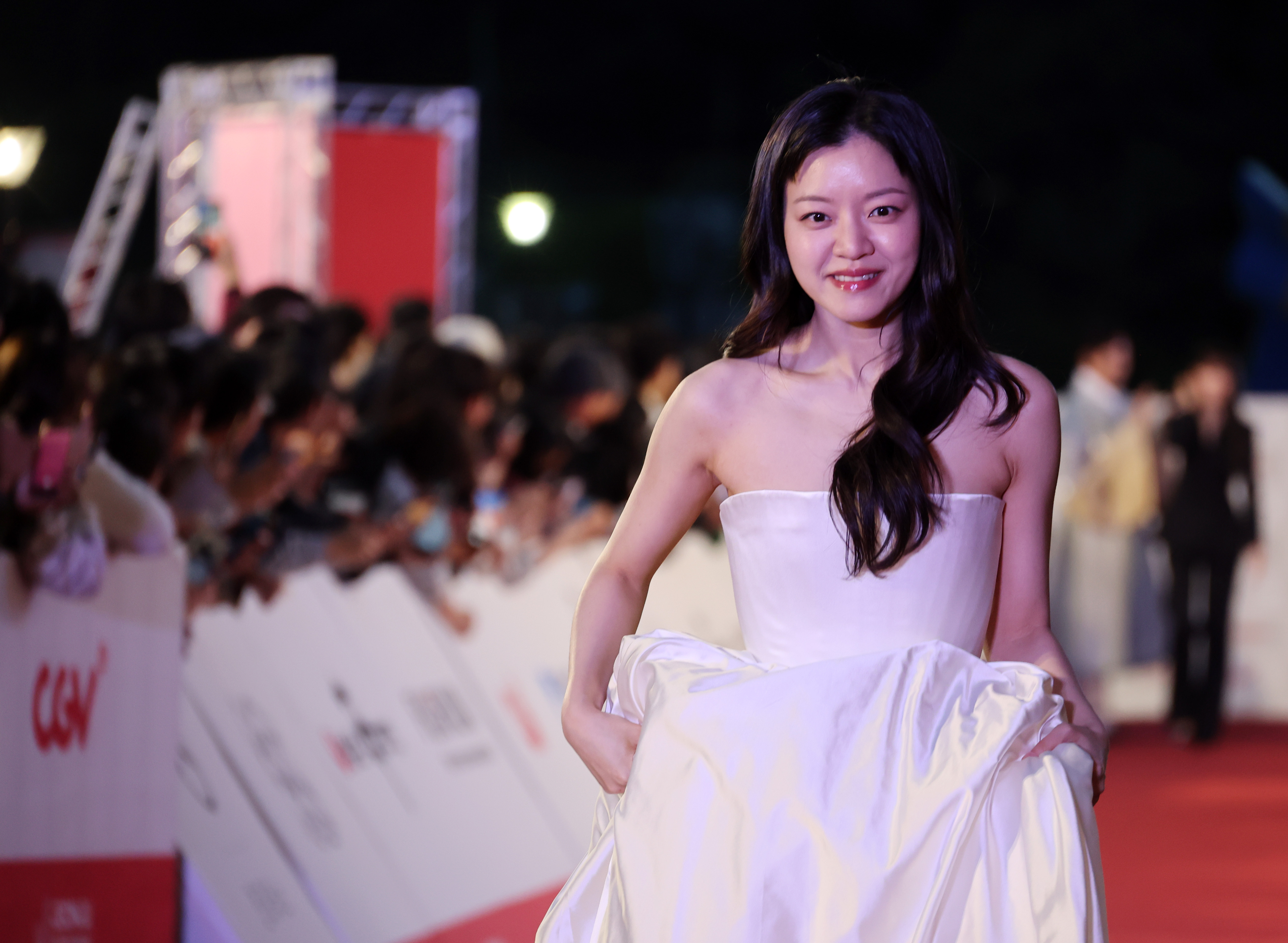 제27회 전주국제영화제 레드카펫 행사에서 심사를 맡은 배우 고아성의 입장