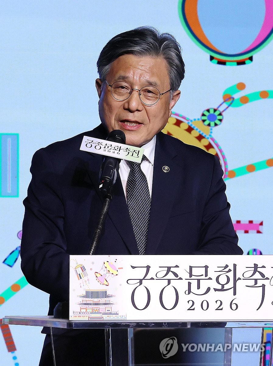 허민 국가유산청장이 7일 서울 중구 한국의집 민속극장에서 열린 '2026 궁중문화축전' 기자간담회에서 환영사 하고 있다.'궁중문화축전'은 매년 봄·가을에 고궁을 배경으로 다양한 전시, 체험, 공연을 선보인다. 올해 봄 행사는 '궁, 예술을 깨우다'라는 주제로 오는 25일부터 다음 달 3일까지 경복궁·창덕궁·덕수궁·창경궁·경희궁 등 서울의 주요 궁궐과 종묘에서 열린다.