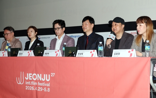 민성욱 전주국제영화제 공동집행위원장(오른쪽 두번째)이31일 전주디지털독립영화관에서 열린 상영작 발표 기자회견에서올해 영화제 상영작을 소개하고 있다. [연합뉴스]