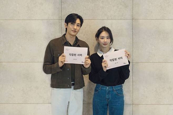 '각잡힌 사이' 대본리딩 (출처: 넷플릭스)