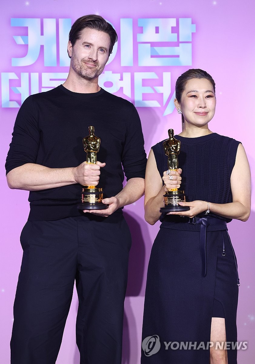 매기 강(오른쪽)과 크리스 애플한스 감독
서울 용산구 CGV용산아이파크몰에서 열린 넷플릭스 영화 '케이팝 데몬 헌터스' 아카데미 수상 기념 기자간담회