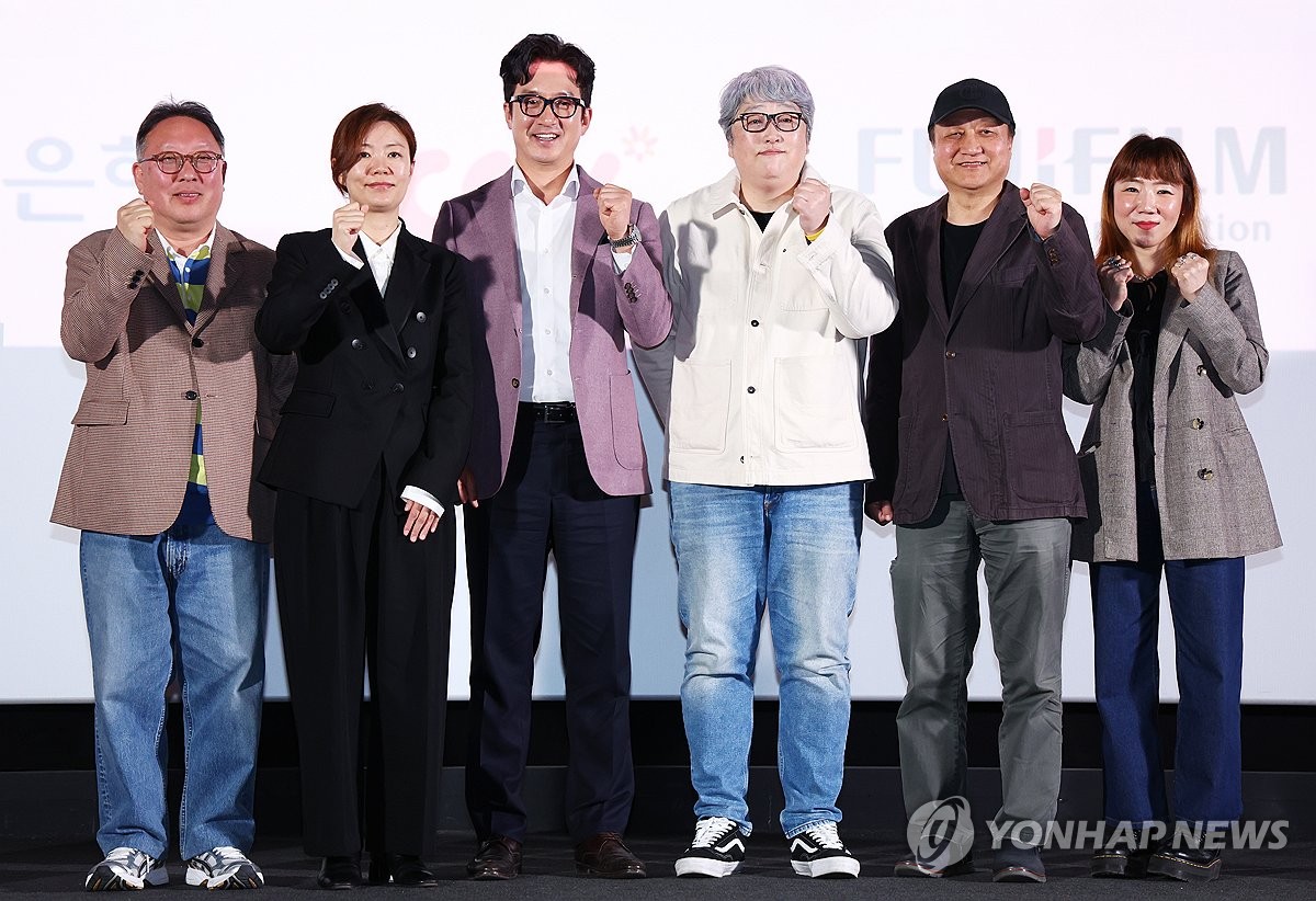 31일 오후 서울 용산구 CGV용산아이파크몰에서 열린 제27회 전주국제영화제 상영작 발표 기자회견에서 참석자들이 포즈를 취하고 있다. 왼쪽부터 문석·문성경 프로그래머, 정준호 공동집행위원장, 변영주 감독, 민성욱 공동집행위원장, 김효정 프로그래머. 