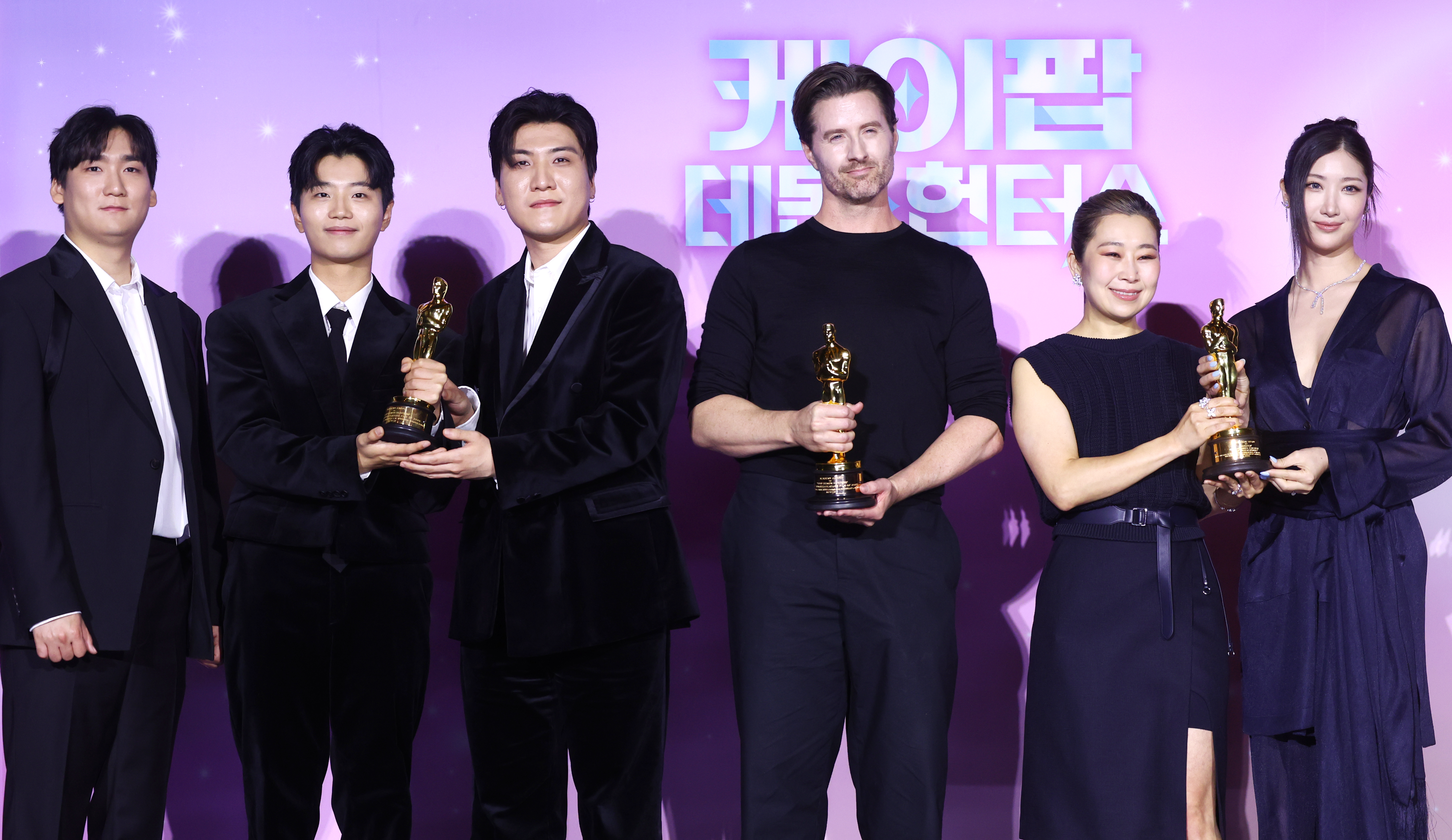 '케이팝 데몬 헌터스' 아카데미 수상 기념 기자간담회
왼쪽부터 작곡가 남희동, 이유한, 곽중규, 크리스 애플한스, 매기 강 감독, 가수 겸 작곡가 이재.