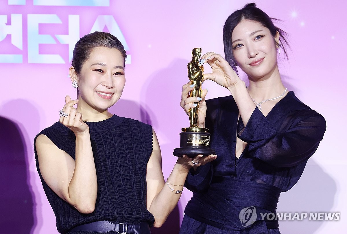 매기 강 감독(왼쪽)과 가수 겸 작곡가 이재 
서울 용산구 CGV용산아이파크몰에서 열린 넷플릭스 영화 '케이팝 데몬 헌터스' 아카데미 수상 기념 기자간담회