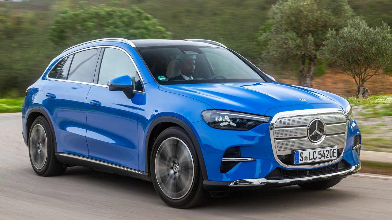 2026 메르세데스-벤츠 GLC EV 전면부 주행사진 / 사진=메르세데스-벤츠