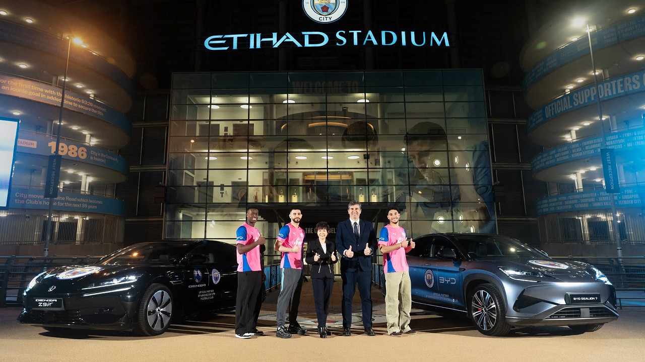 스텔라 리 BYD 부회장, 페란 소리아노 시티 풋볼 그룹 회장과 맨체스터 시티의 마크 게히, 라얀 아이트-누리, 오마르 마르무시 선수 / 사진=BYD