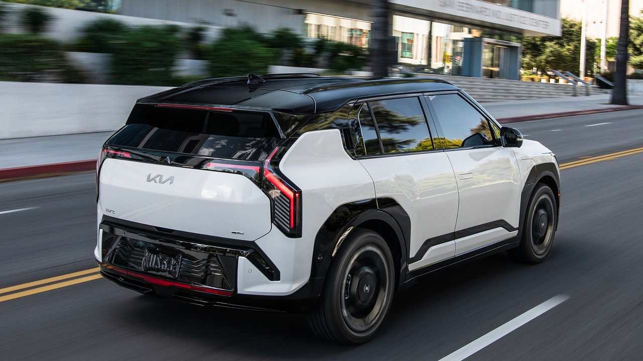 2027 기아 EV3 후면부 주행사진 / 사진=기아