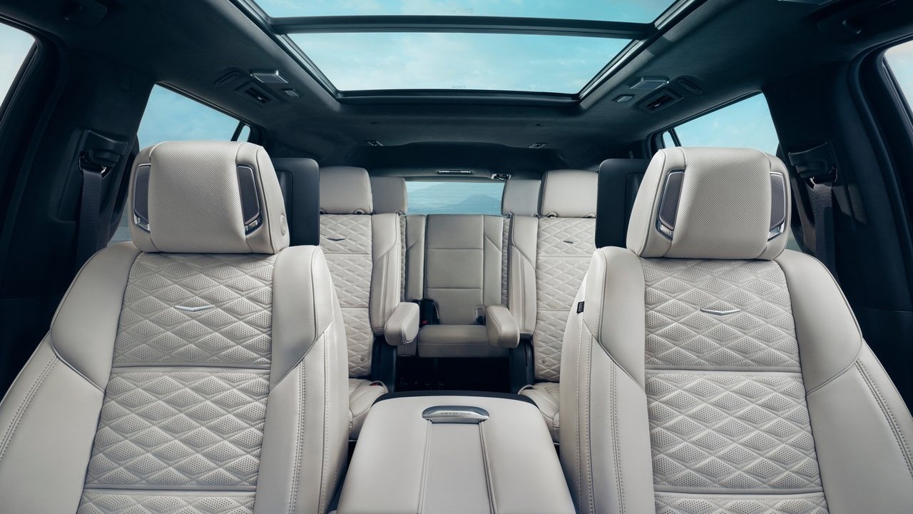 캐딜락 에스컬레이드 인테리어 1,2,3열 시트 / 사진=캐딜락