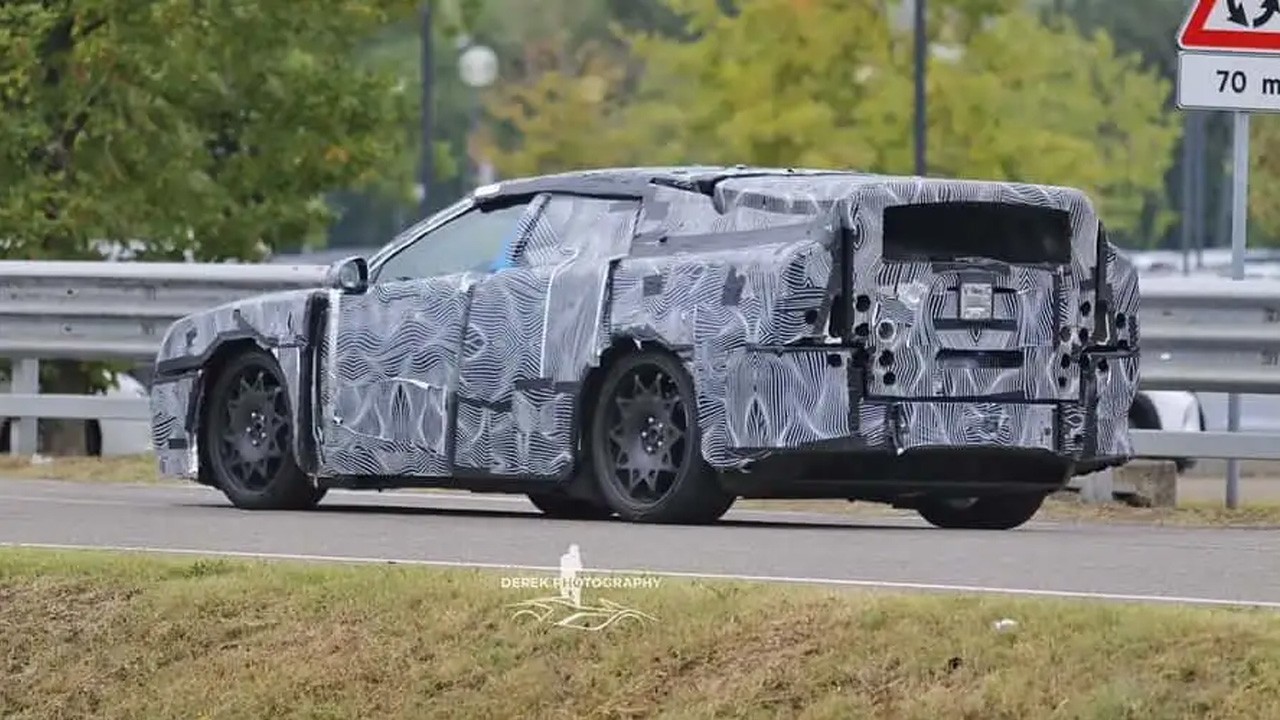 페라리 전기차 위장막 후면부 / 사진=Derek Photography