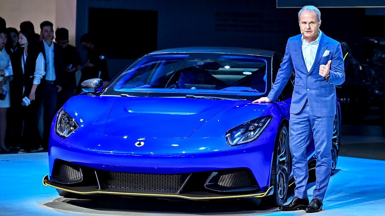 디자이너 볼프강 에거와 BYD 덴자 Z / 사진=덴자