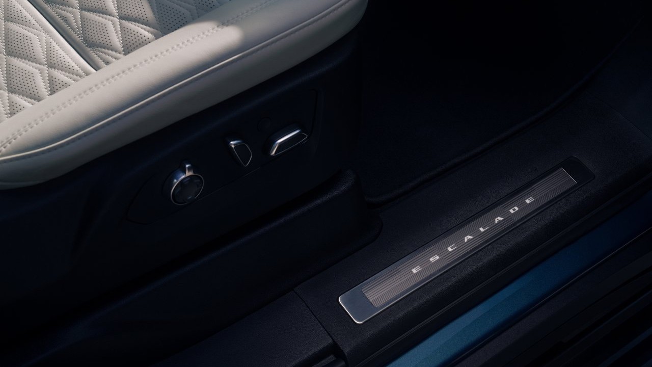 캐딜락 에스컬레이드 인테리어 도어스텝 / 사진=캐딜락