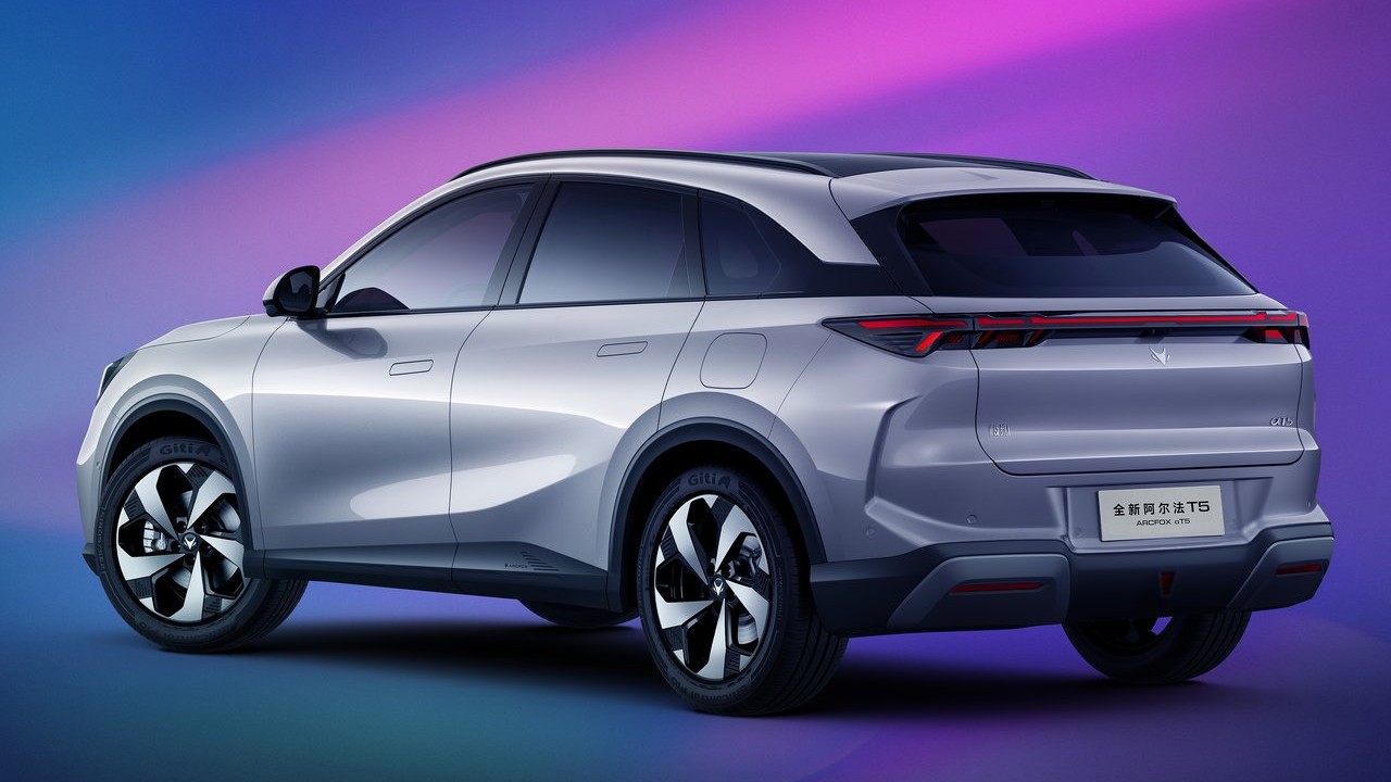 BAIC 아크폭스 알파 T5 후측면 쿼터 뷰 / 사진=BAIC