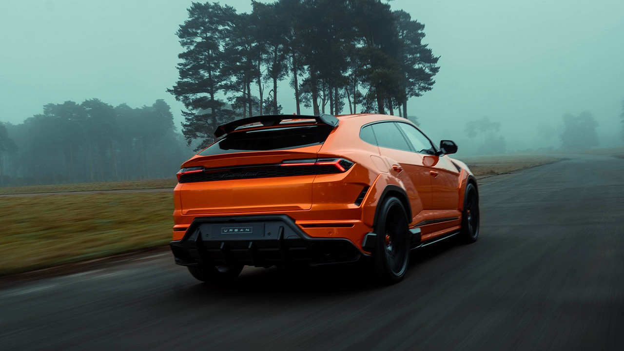 2026 어반 오토모티브 우루스 SE 와이드트랙 후면 주행사진 / 사진=어반 오토모티브