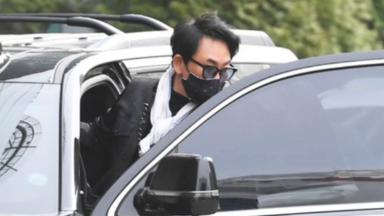 자차 캐딜락 에스컬레이드에서 하차하는 이승철 / 사진=뉴스엔